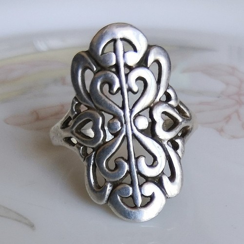 Très jolie bague - coeur, fleurs